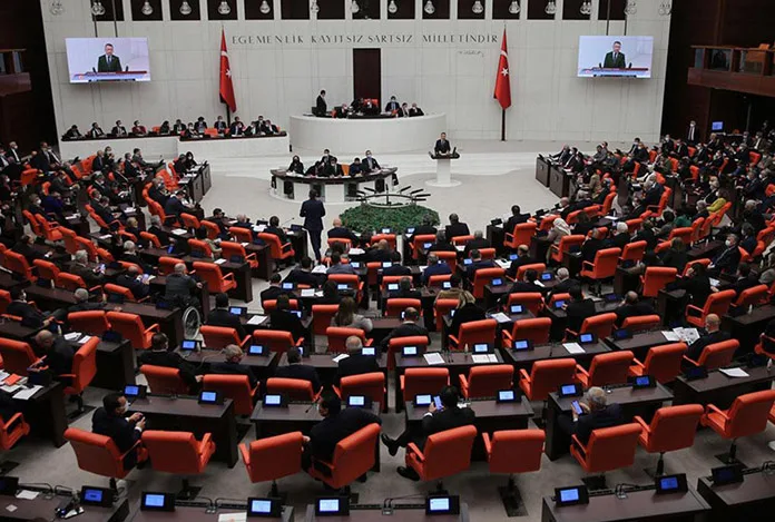 131 milletvekili sadece el kaldırarak her ay 56 bin lira maaş aldı