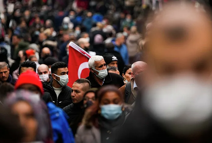 Koca’dan açıklama: Maske zorunluluğu kalkıyor mu?