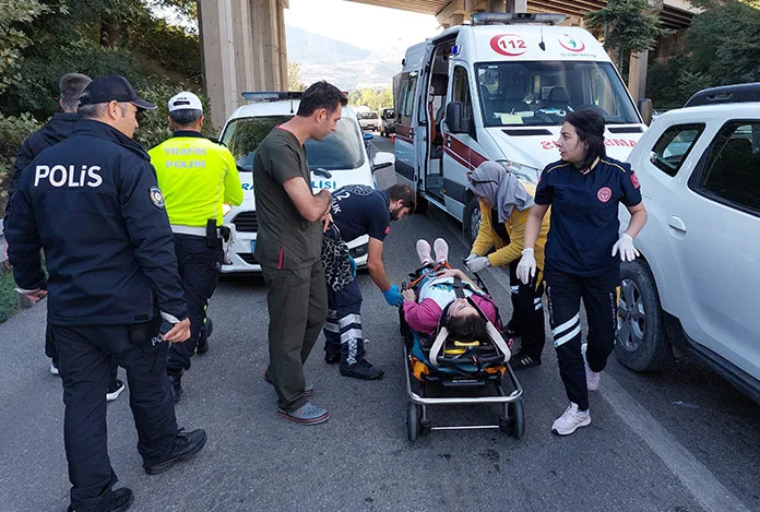Sağlık çalışanlarının içinde bulunduğu otomobil kamyonla çarpıştı