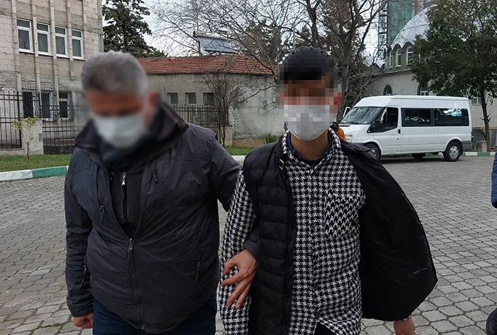 Camları taşla kırıp hırsızlık yaptılar