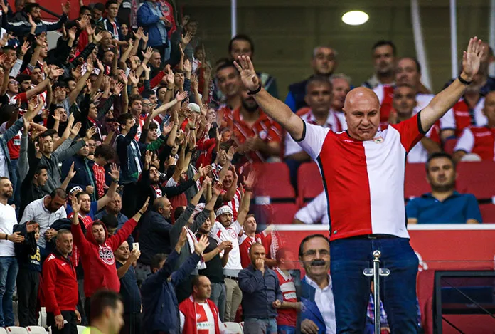 Samsunspor’da başkan ve taraftar restleşti!