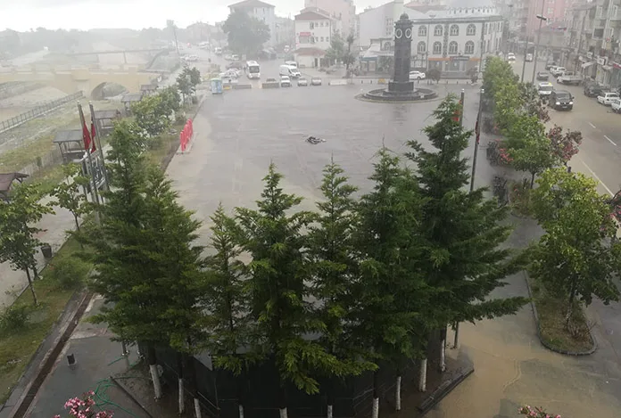 Yakakent ve Alaçam’a 80 kg yağış düştü