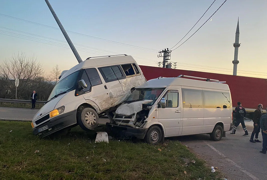 Samsun’da minibüslerin kazasında ilginç görüntü!