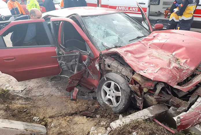 Otomobil hafriyat kamyonu ile çarpıştı: 1 ölü, 1 yaralı