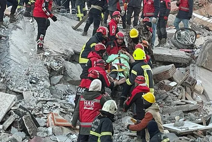 Gaziantep’te 76 saat sonra 2 kişi enkazdan kurtarıldı