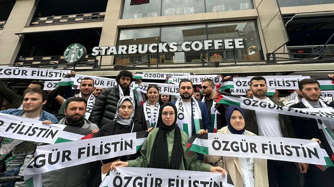 Samsun’da Starbucks şubelerinde yer kapatma eylemi