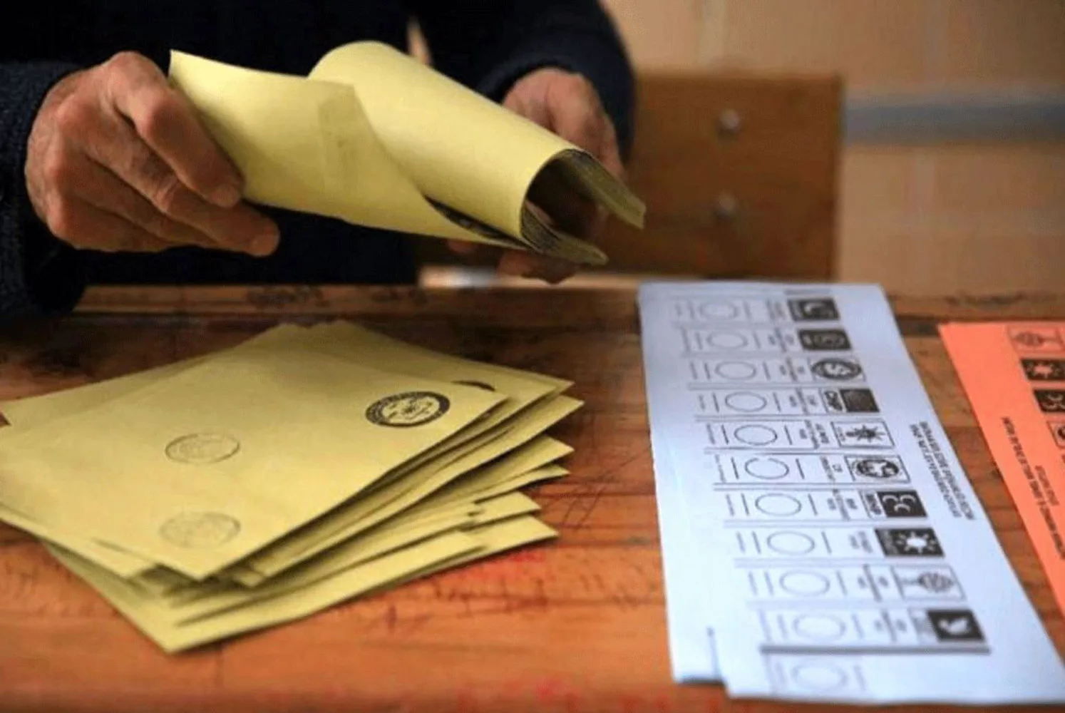 “AK Parti genel seçimler ile beraber referandum yapmayı düşünüyor”