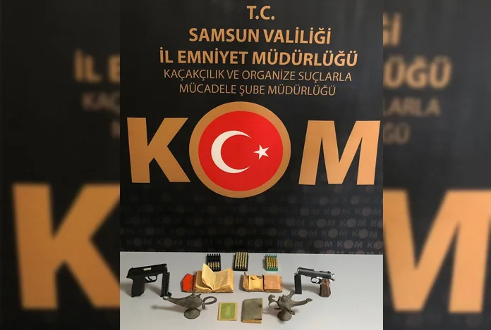 Samsun’da bir iş yerinde ruhsatsız silah ve tarihi eserler ele geçirildi