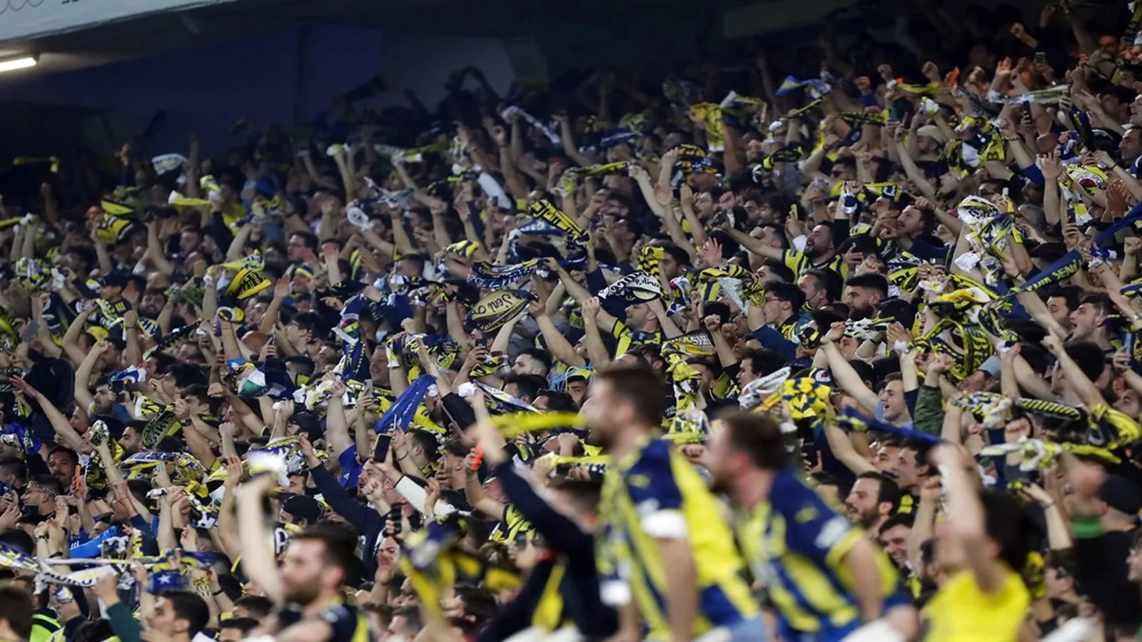 “Hükümet istifa” sloganı atan Fenerbahçe taraftarlarına süresiz seyirden men cezası