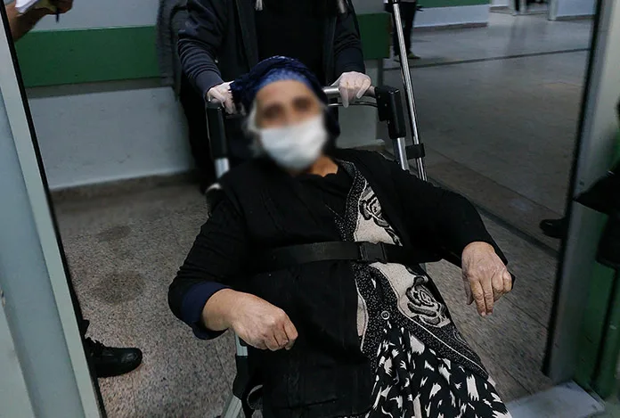 Yaşlı annesini hastanede darp etti