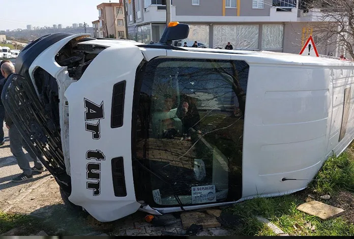 Öğrenci servisi cip ile çarpıştı: 10 yaralı
