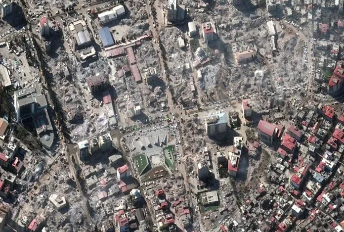 Depremin neden olduğu yıkım uydudan görüntülendi