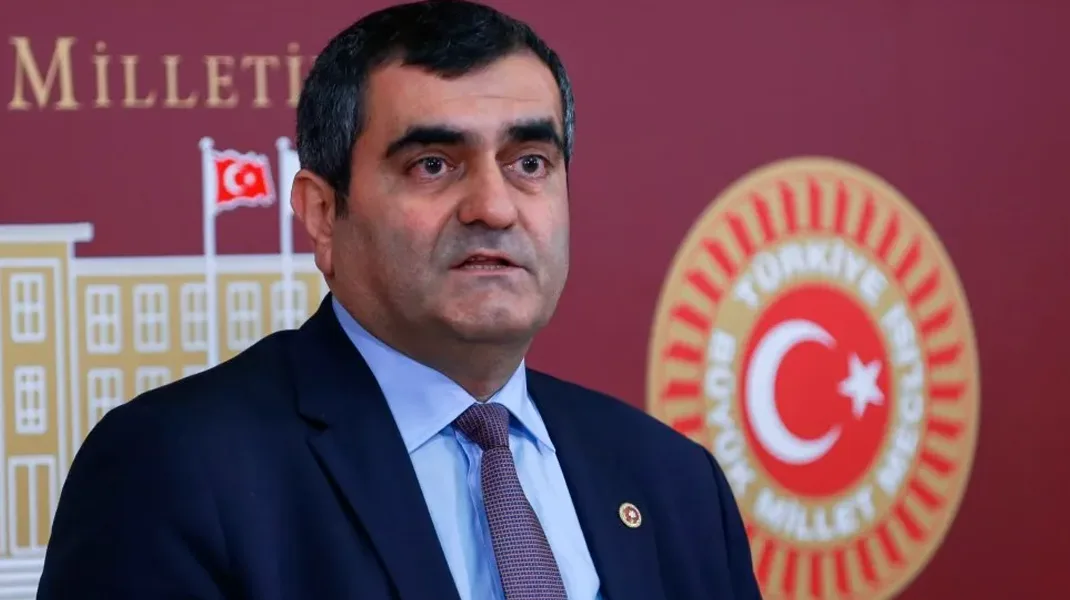 Şanlıurfa’da CHP Milletvekili Ali Şeker darp edildi, telefonu kırıldı