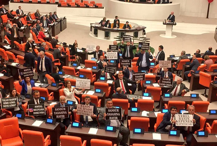 Le Monde: “Türkiye’de ifade özgürlüğüne son darbe”