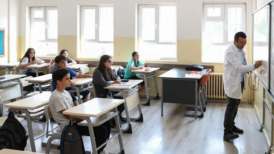 Öğretmenler beyaz önlük giyecek