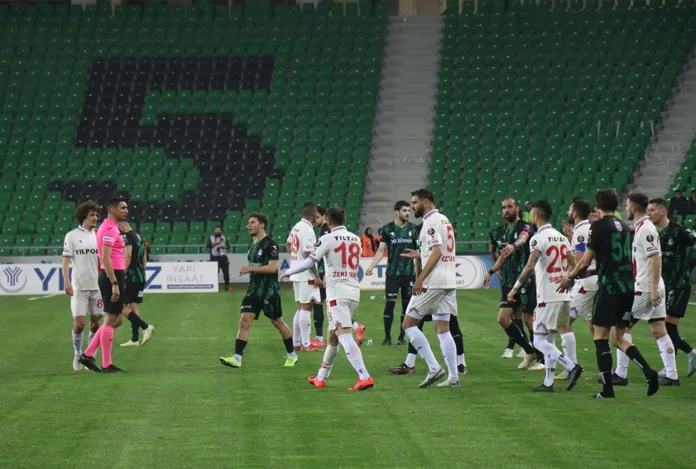 Samsunspor, olaylı maçta Sakaryaspor’u devirdi