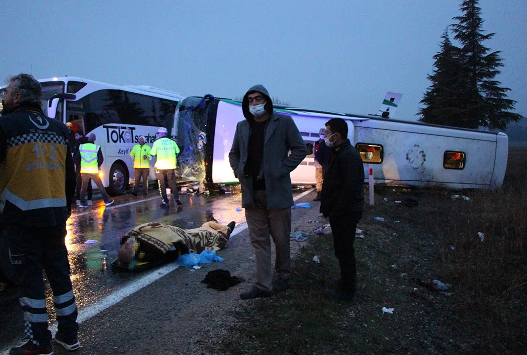 Yolcu otobüsü devrildi: 1 ölü, 19 yaralı