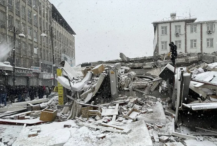 Malatya’da kurtarma çalışması yapan ekipler enkaz altında kaldı