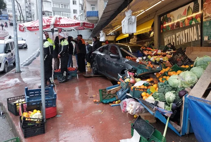 Samsun’da zincirleme kaza: Araçlardan biri manava girdi