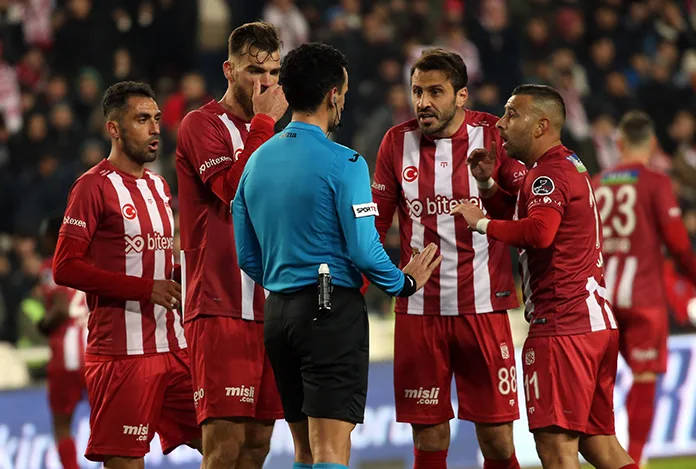 Sivasspor, Galatasaray maçının tekrarlanması için TFF’ye başvuru yaptı