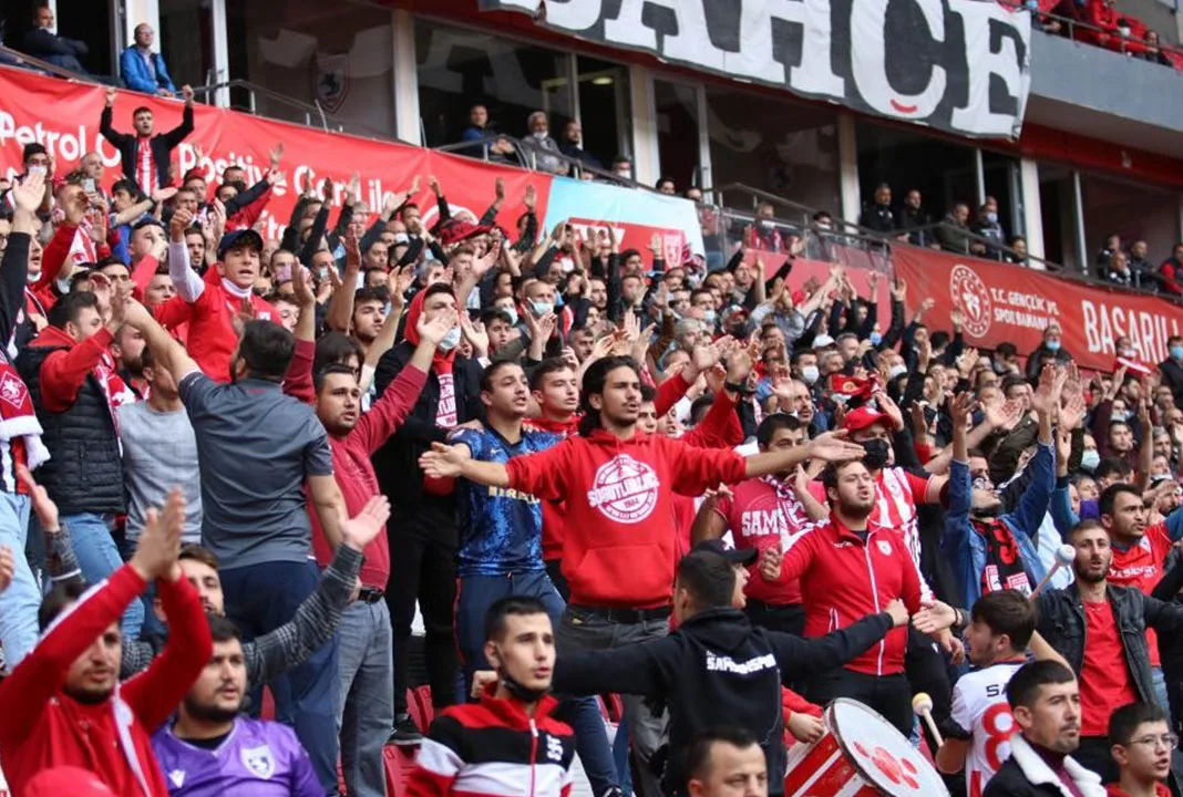 Samsunspor taraftar grupları tribünde birleşme kararı aldı