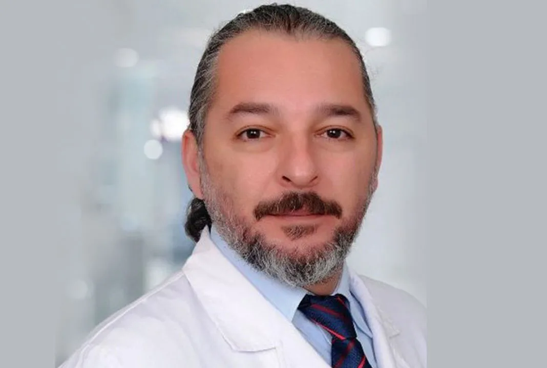 Balkonunda otururken başına saçma isabet etti