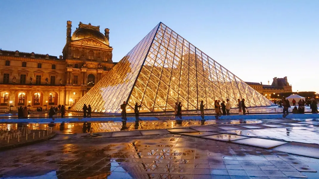 Paris’teki Louvre müzesinde bomba paniği: 15 bin kişi tahliye edildi