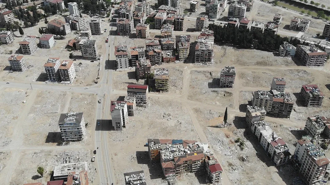 Hatay’da enkaz kaldırma çalışmalarının ardından yürek burkan fotoğraf