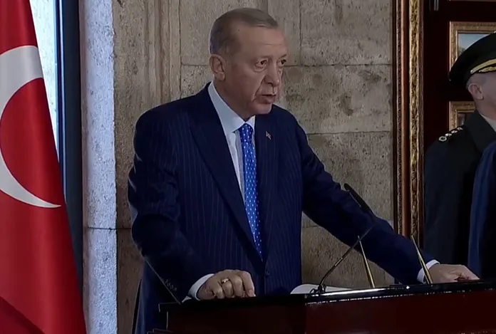 Cumhurbaşkanı Erdoğan Anıtkabir özel defterine yazdı: “Türkiye Yüzyılı vizyonu”