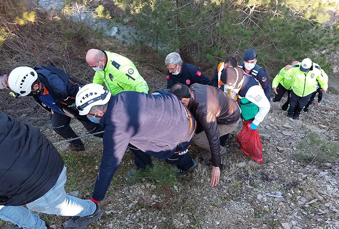 Uçuruma yuvarlanan araçtan halatla çıkarıldılar
